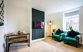 Home In West Yorkshire, Close To Leeds City Center, Sleeps 3!